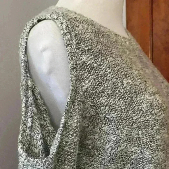 Hollister Cold Shoulder Sweater Size Small - Picture 4 of 9